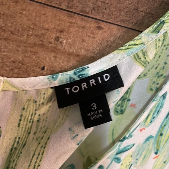 ✨Torrid Abbey Georgette Button Back Blouse - Picture 5 of 9